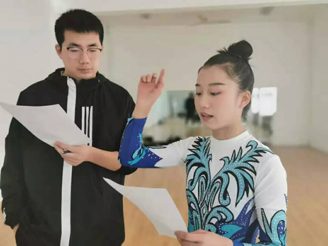 杨璇学习照片.jpg 杨璇学习照片.jpg